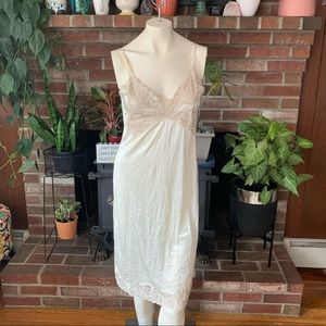 Vtg Vanity Fair lace slip